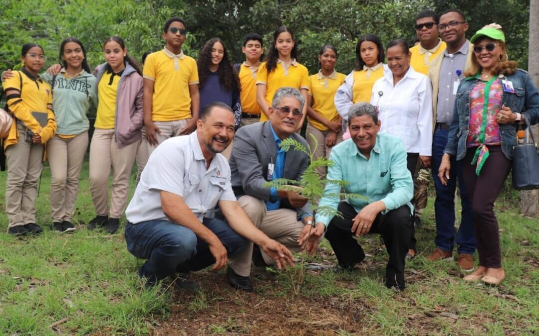 Regional 08 Minerd celebra Día del Árbol con un panel titulado: La Madre Tierra Suplidora de Vida