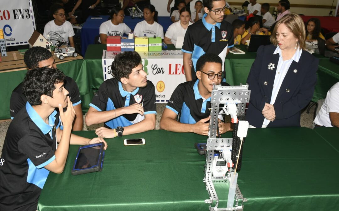 Estudiantes participan Feria Robótica Educativa